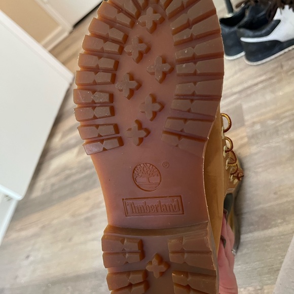 Women’s Timberland Boots - Picture 2 of 3